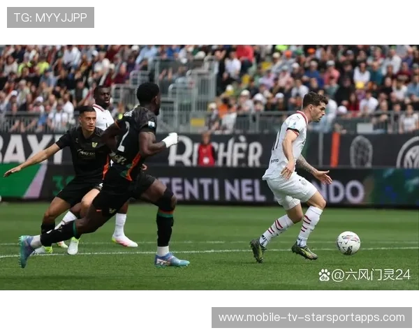 球员在赛场上完成关键抢断为球队赢得机会,球员在赛场上挥洒的青春的汗水 球员在赛场上完成关键抢断为球队赢得机会,球员在赛场上挥洒的青春的汗水