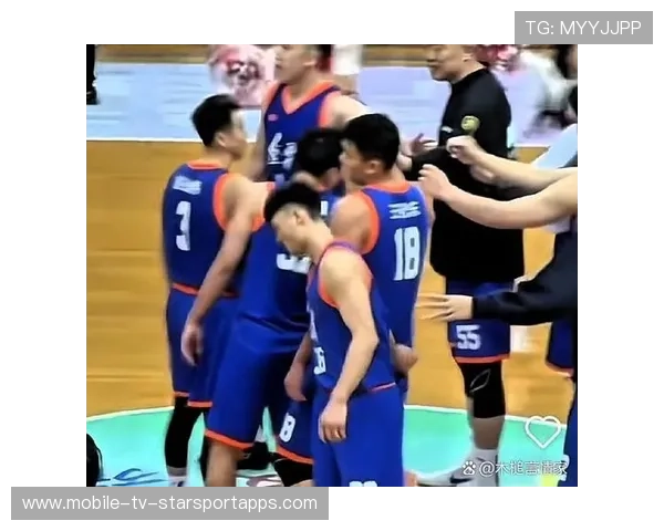 辽宁鞍山热身赛三场连战，杨鸣签名不断，老将新星齐上阵，鞍山篮球运动员