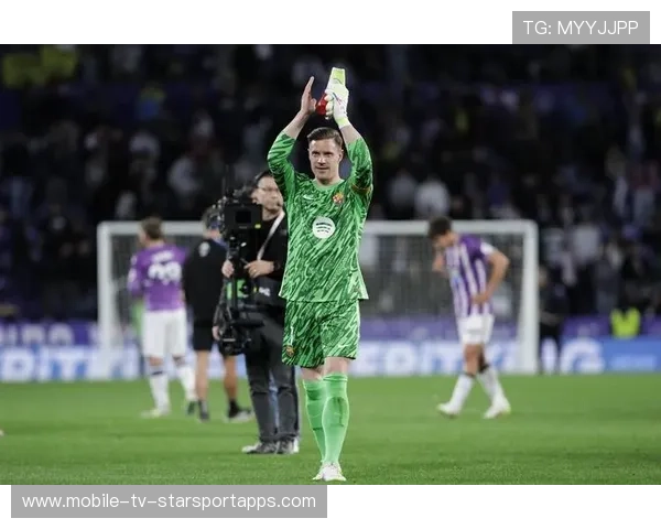 特尔施特根飞身扑出对手禁区内的倒钩射门